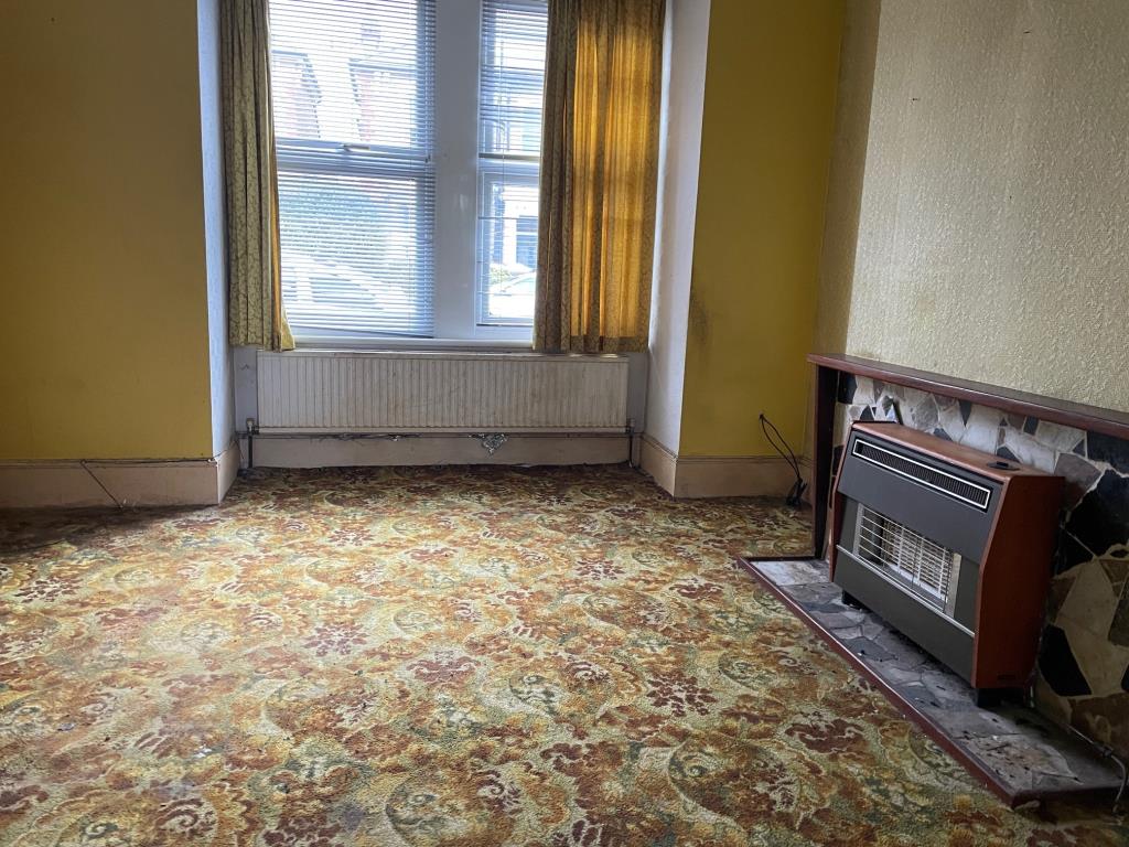 Lot: 3 - THREE-BEDROOM HOUSE FOR IMPROVEMENT - Living room